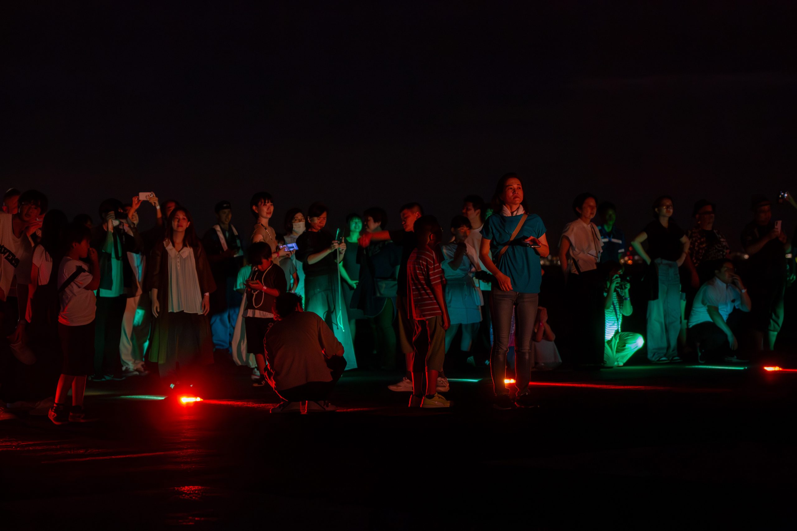 毎年夏に開催している「滑走路ナイトウォークツアー」／The Runway Night Walk Tour held every summer