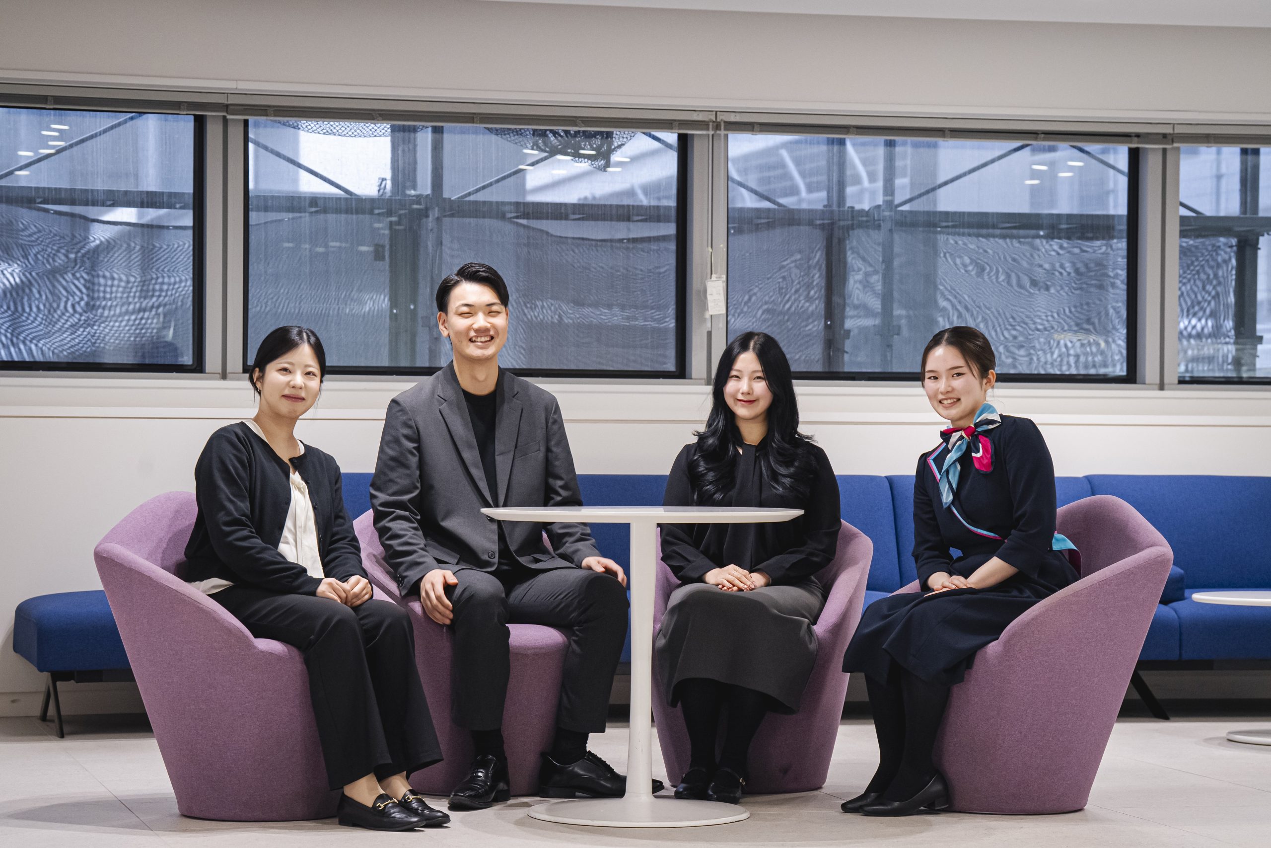 椅子に座るT.Tさん、K.Yさん、J.Kさん、F.Mさん／T.T, K.Y, J.K and F.M in their chairs