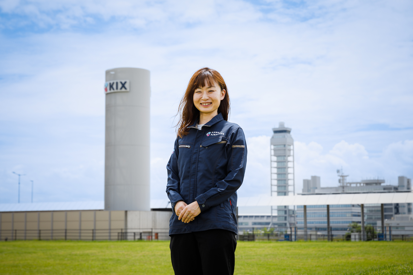 関西エアポートグループで環境推進を行うKさんの写真／Photo of Ms. K, a Kansai Airports Group staff member who is involved in promoting the Group’s environmental initiatives