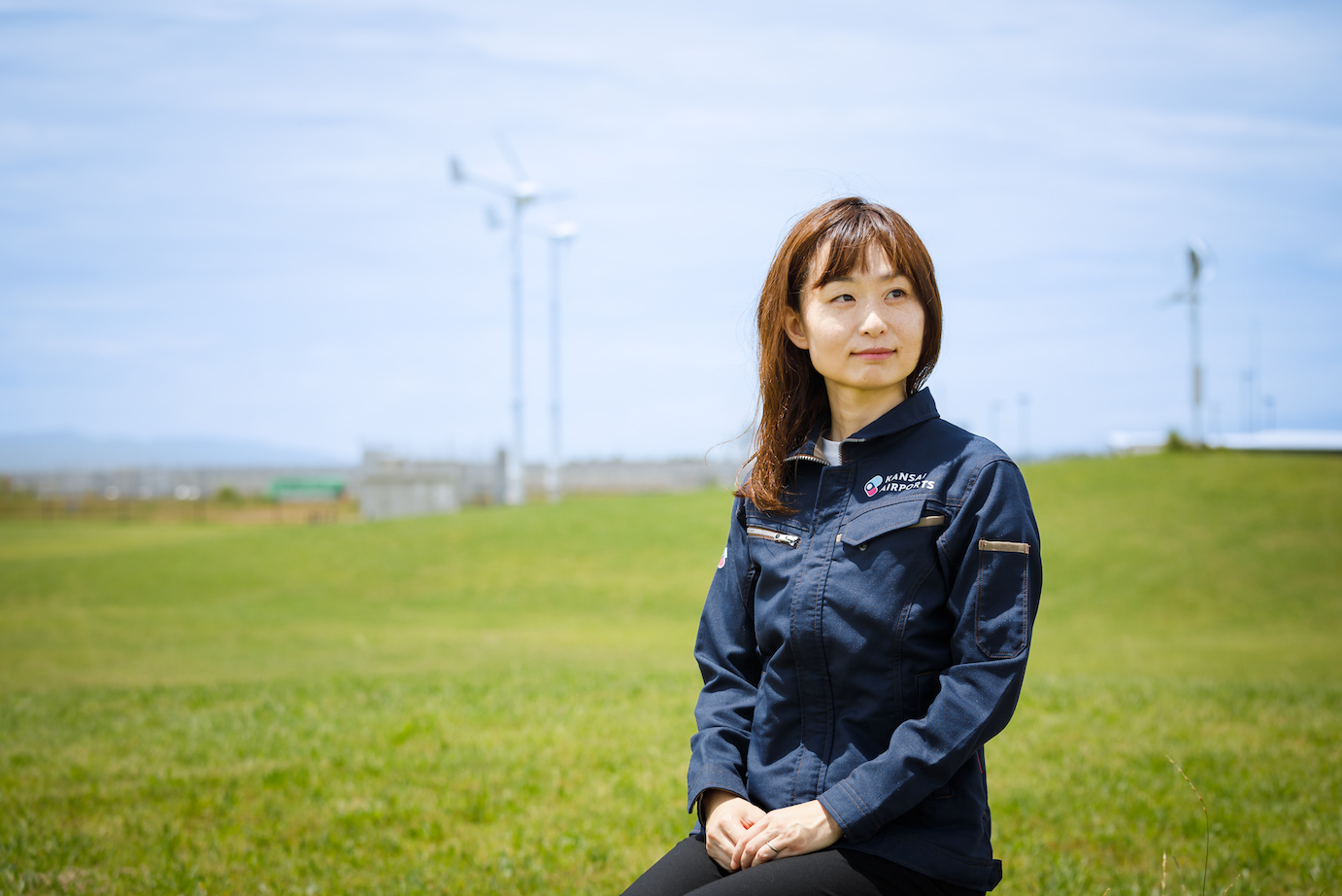 関西エアポートグループで環境推進を行うKさんの写真／Photo of Ms. K, a Kansai Airports Group staff member who is involved in promoting the Group’s environmental initiatives