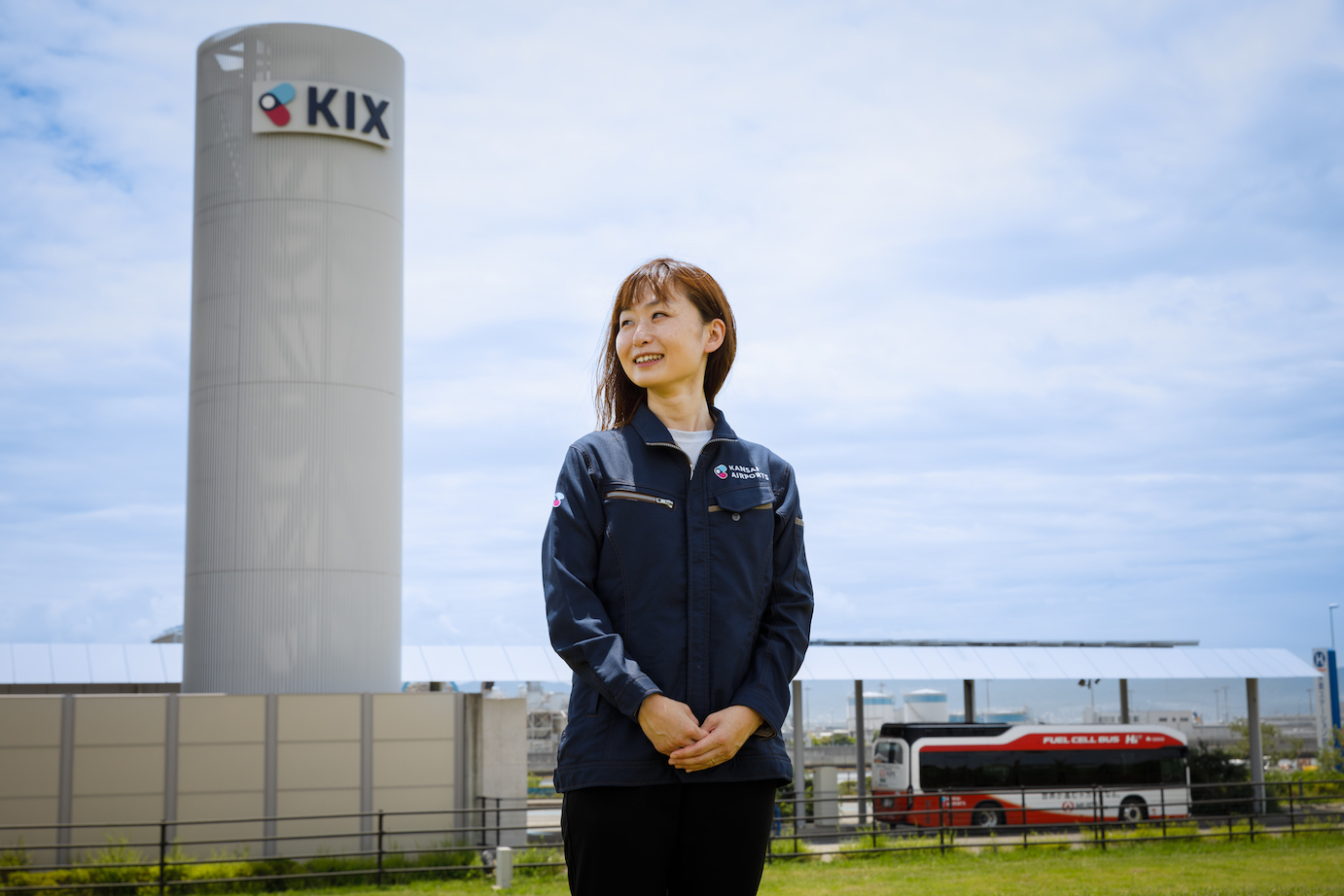 関西エアポートグループで環境推進を行うKさんの写真／Photo of Ms. K, a Kansai Airports Group staff member who is involved in promoting the Group’s environmental initiatives