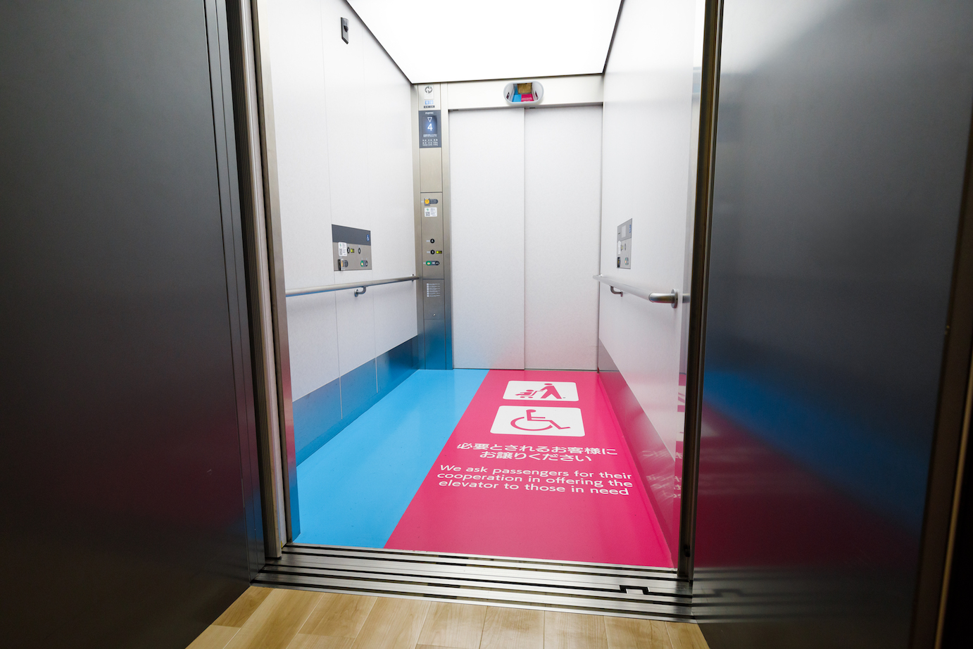 関西国際空港 第1ターミナルビル内のエレベーター写真／Photo of an elevator in the Kansai International Airport Terminal 1 Building