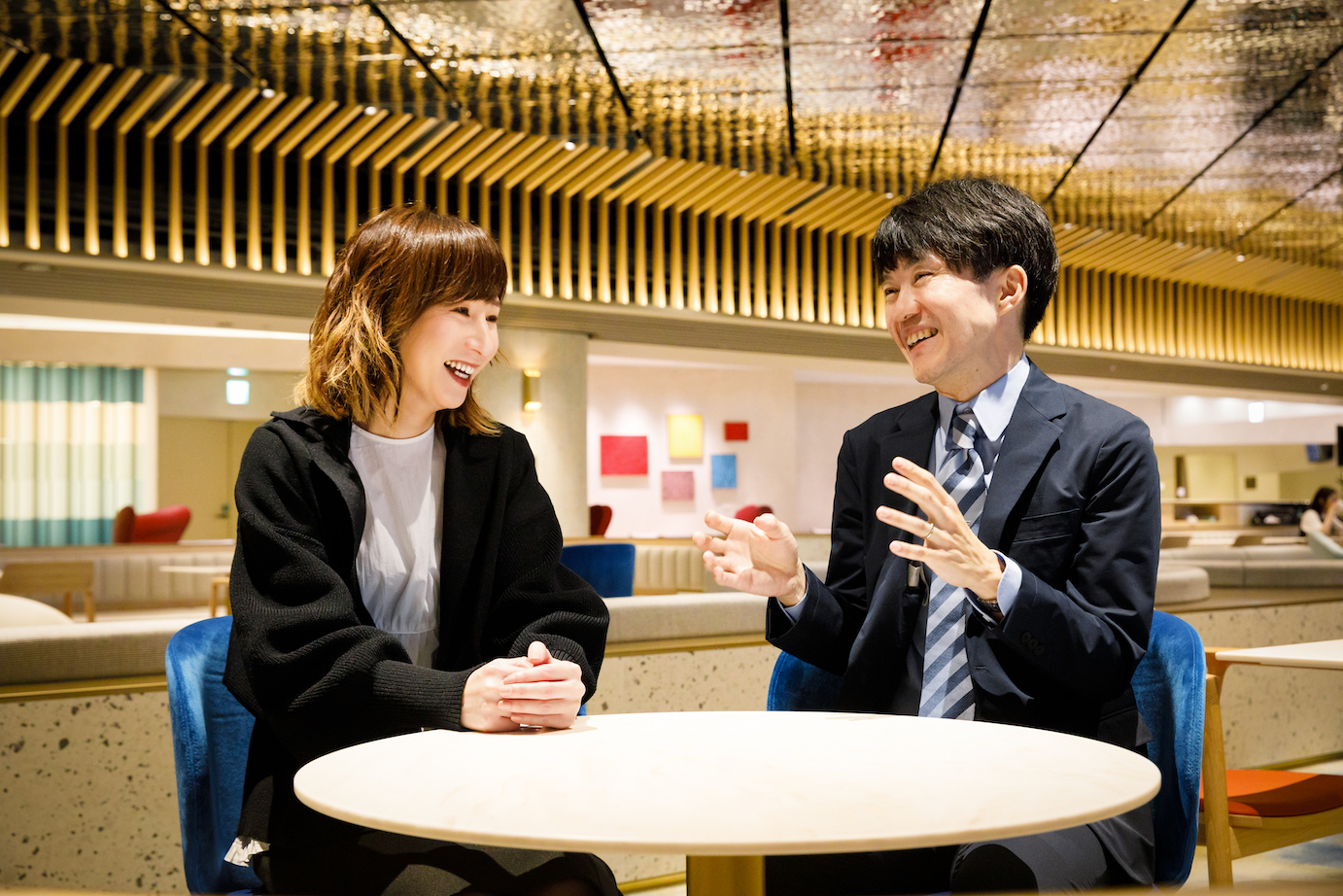 笑顔で会話をするNさんとKさんの写真／Photo of Ms. N and Mr. K talking while smiling