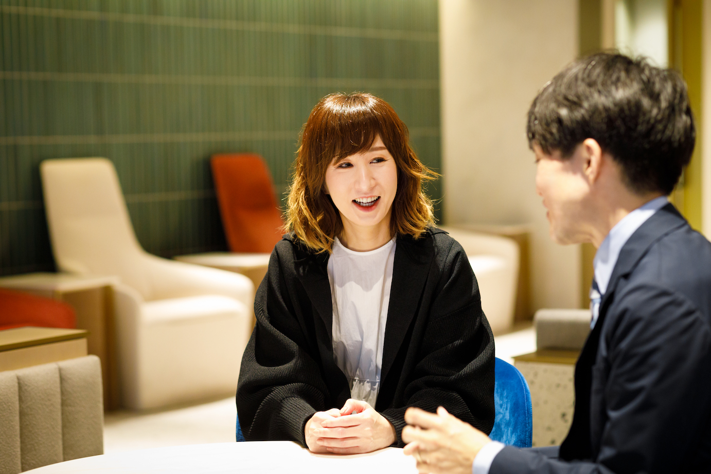 Kさんと談笑するNさんの写真／Photo of Ms. N in a friendly conversation with Mr. K