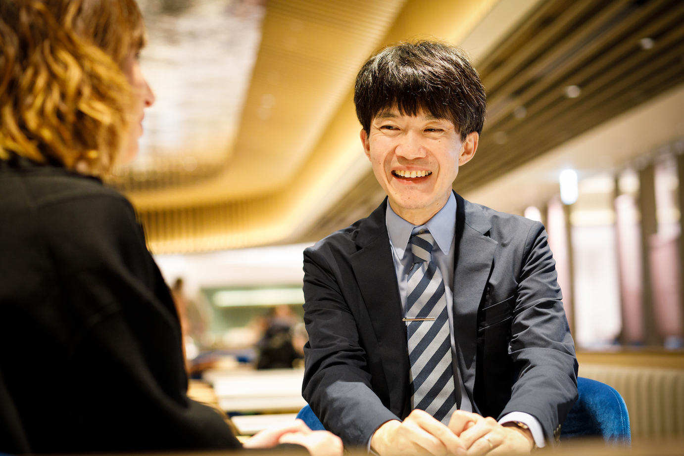 Nさんと談笑するKさんの写真／Photo of Mr. K in a friendly conversation with Ms. N