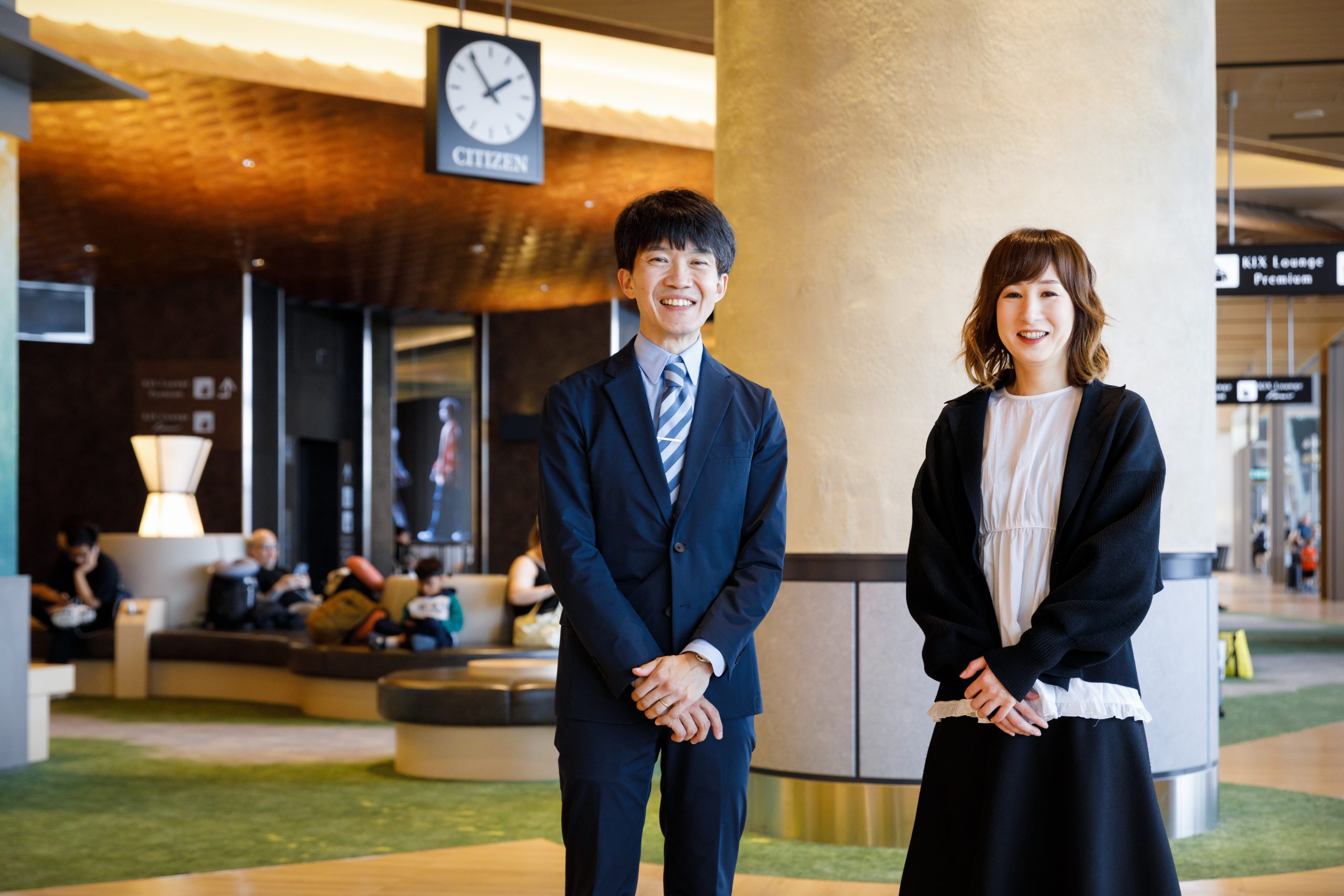 関西国際空港 第1ターミナルビル リノベーションを担当したKさんとNさんの写真／Photo of Mr. K and Ms. N, who were in charge of renovating the Kansai International Airport Terminal 1 Building