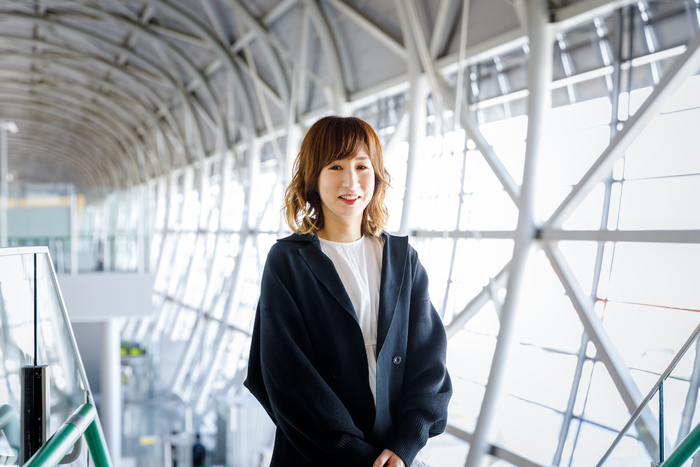 関西国際空港 第1ターミナルビル リノベーションで商業エリア・案内サインの計画・工事監理を担当したNさんの写真／Photo of Ms. N, who was in charge of planning the commercial area and guide signs and supervising their installation in the renovation of the Kansai International Airport Terminal 1 Building