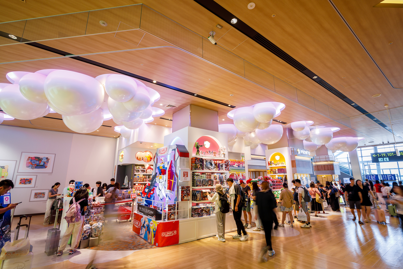 関西国際空港 第1ターミナルビル、MOODエリアの一部「FUN」の写真／Photo of the Fun Mood Area, one of the four Mood Areas in the Kansai International Airport's Terminal 1 Building
