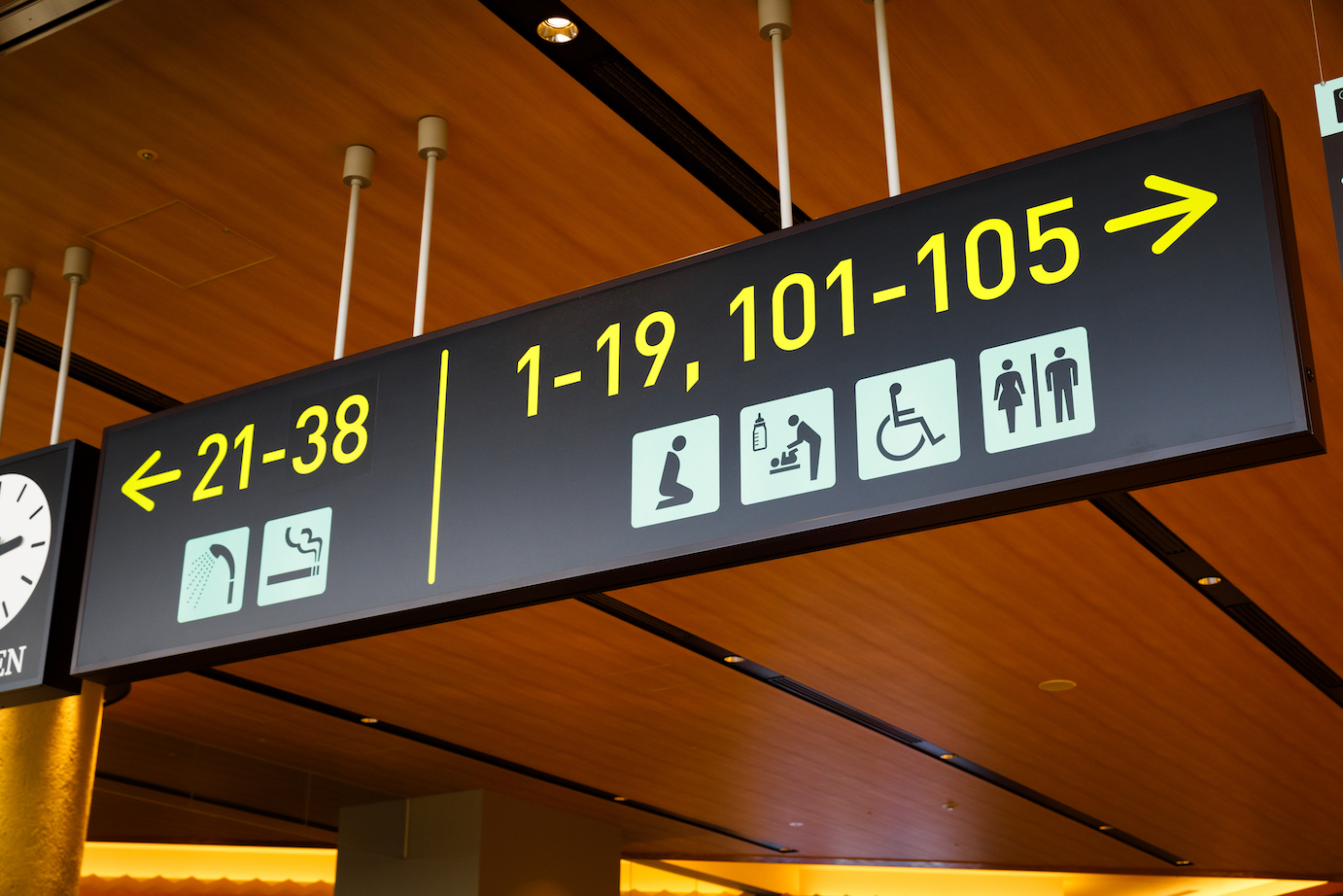 関西国際空港の案内サイン写真／Photo of a guide sign at Kansai International Airport