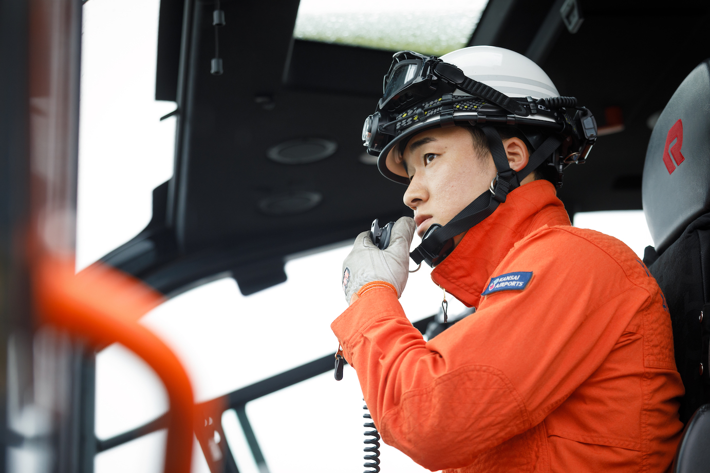 管制塔と無線でやりとりをしているUさんの写真／Photo of Mr. U in radio contact with the control tower