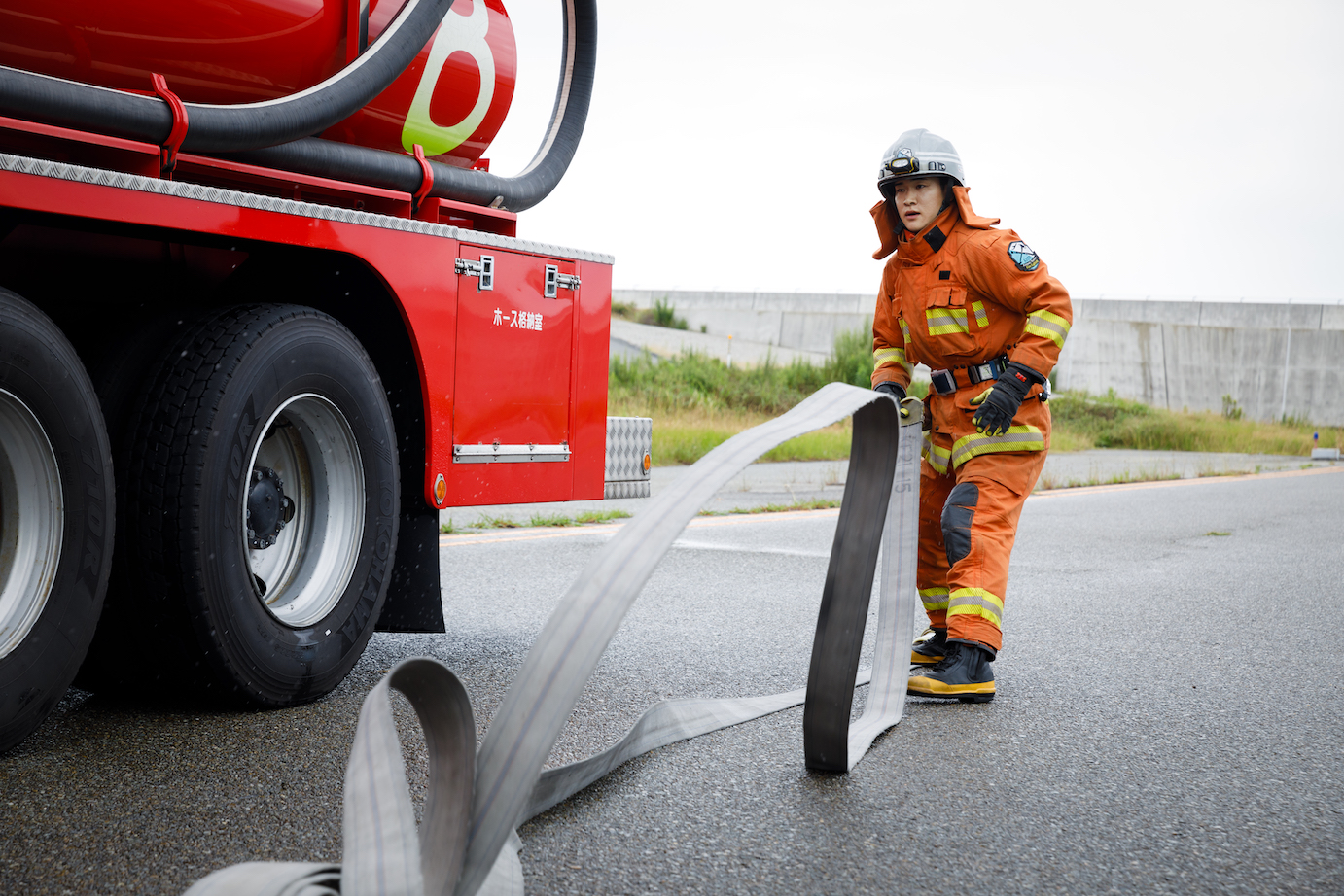消火活動の訓練を行なっている写真／Photo of Mr. U in firefighting training