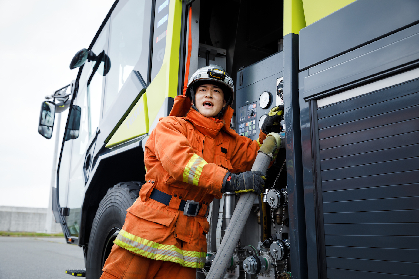 消火活動の訓練を行なっている写真／Photo of Mr. U in firefighting training