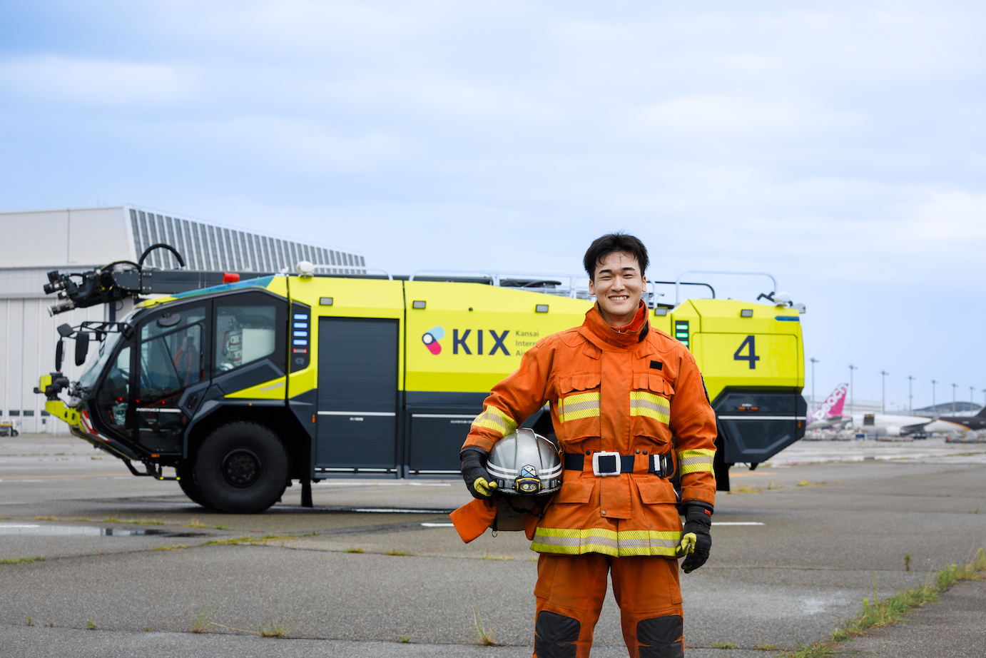 関西国際空港の空港消防隊の一員として働くUさんの写真／Photo of Mr. U, a member of the Kansai International Airport fire brigade