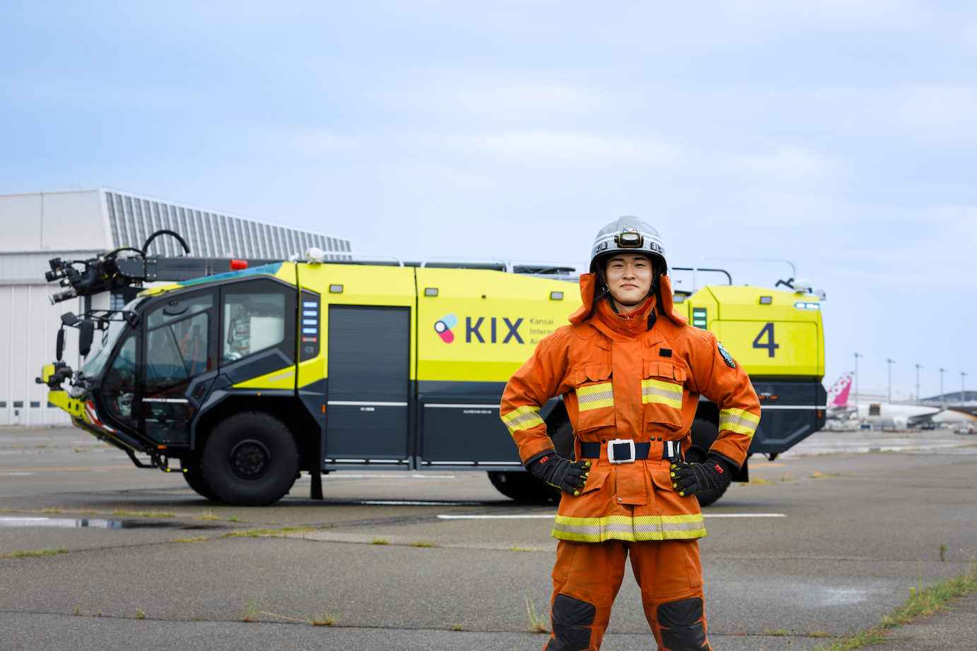 関西国際空港の空港消防隊の一員として働くUさんの写真／Photo of Mr. U, a member of the Kansai International Airport fire brigade