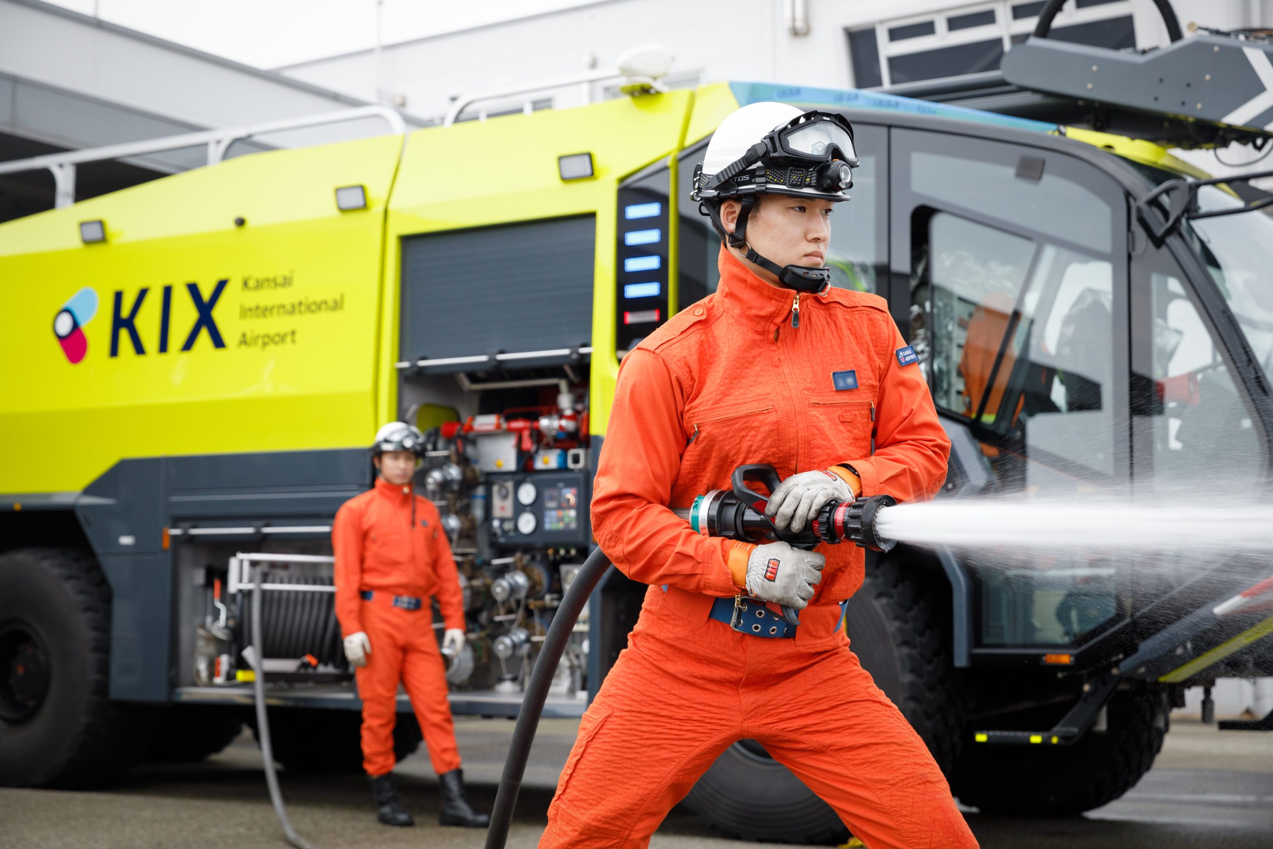 空港用化学消防車を使って消火活動の訓練を行なっている写真／Photo of Mr. U in firefighting training using an airport chemical fire engine
