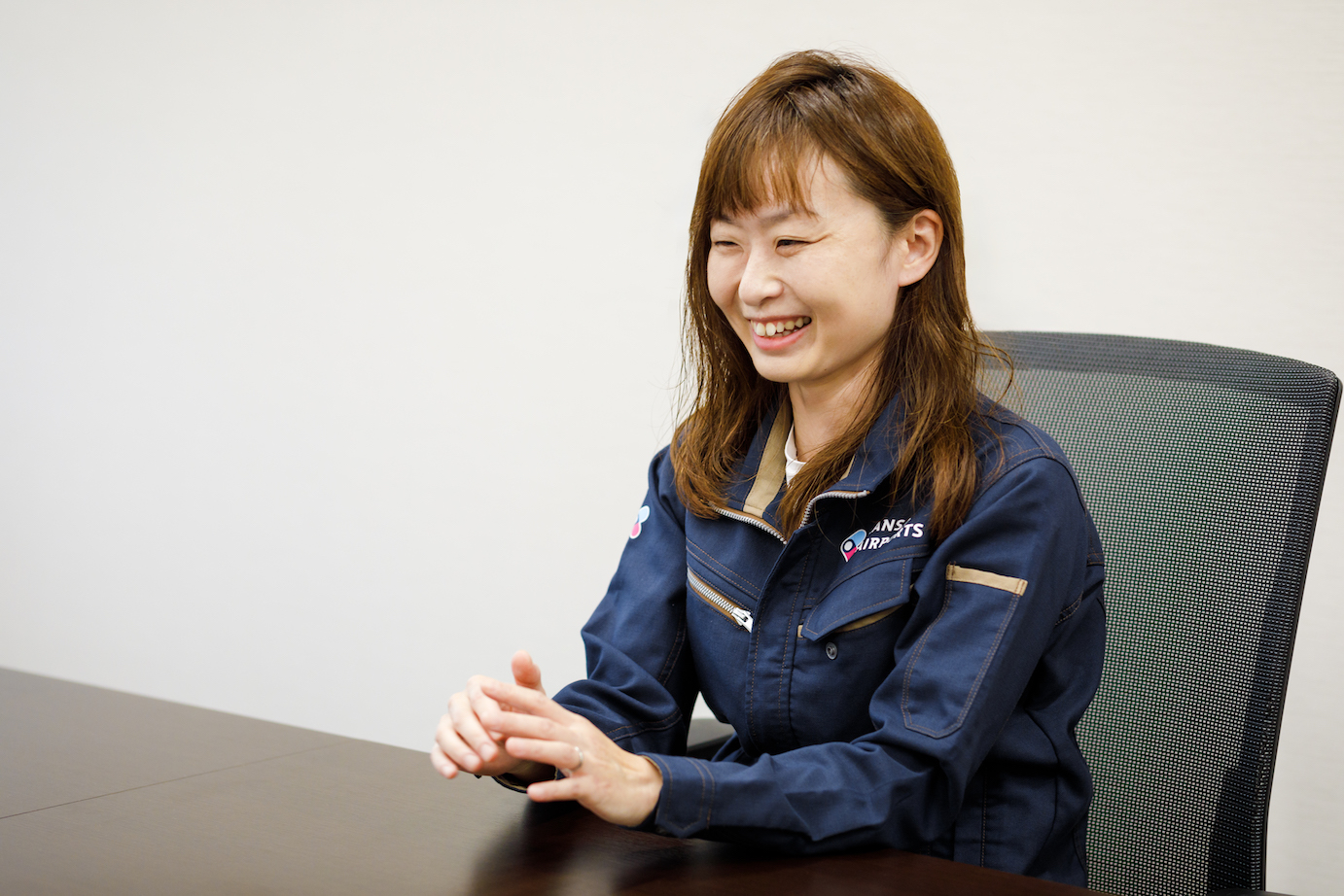 関西エアポートグループで環境推進に取り組むKさんのインタビュー写真／Photo of Ms. K, a Kansai Airports Group staff member who is involved in promoting the Group’s environmental initiatives, being interviewed