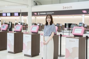 新しくなったPeachのチェックインカウンターの前に立つH.Eさん
