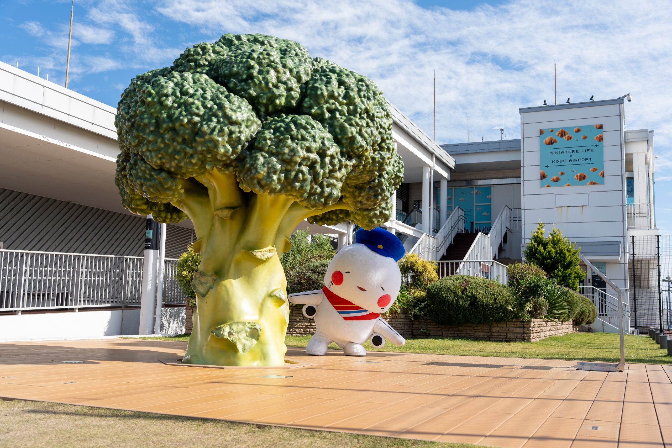 屋上に設置された巨大なブロッコリー／A giant broccoli installed on the rooftop