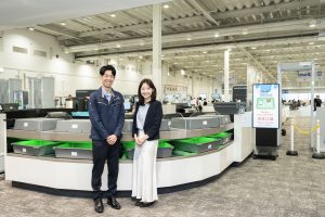 新しくなった保安検査場の機器と、その前に立つU.RさんとS.Mさん