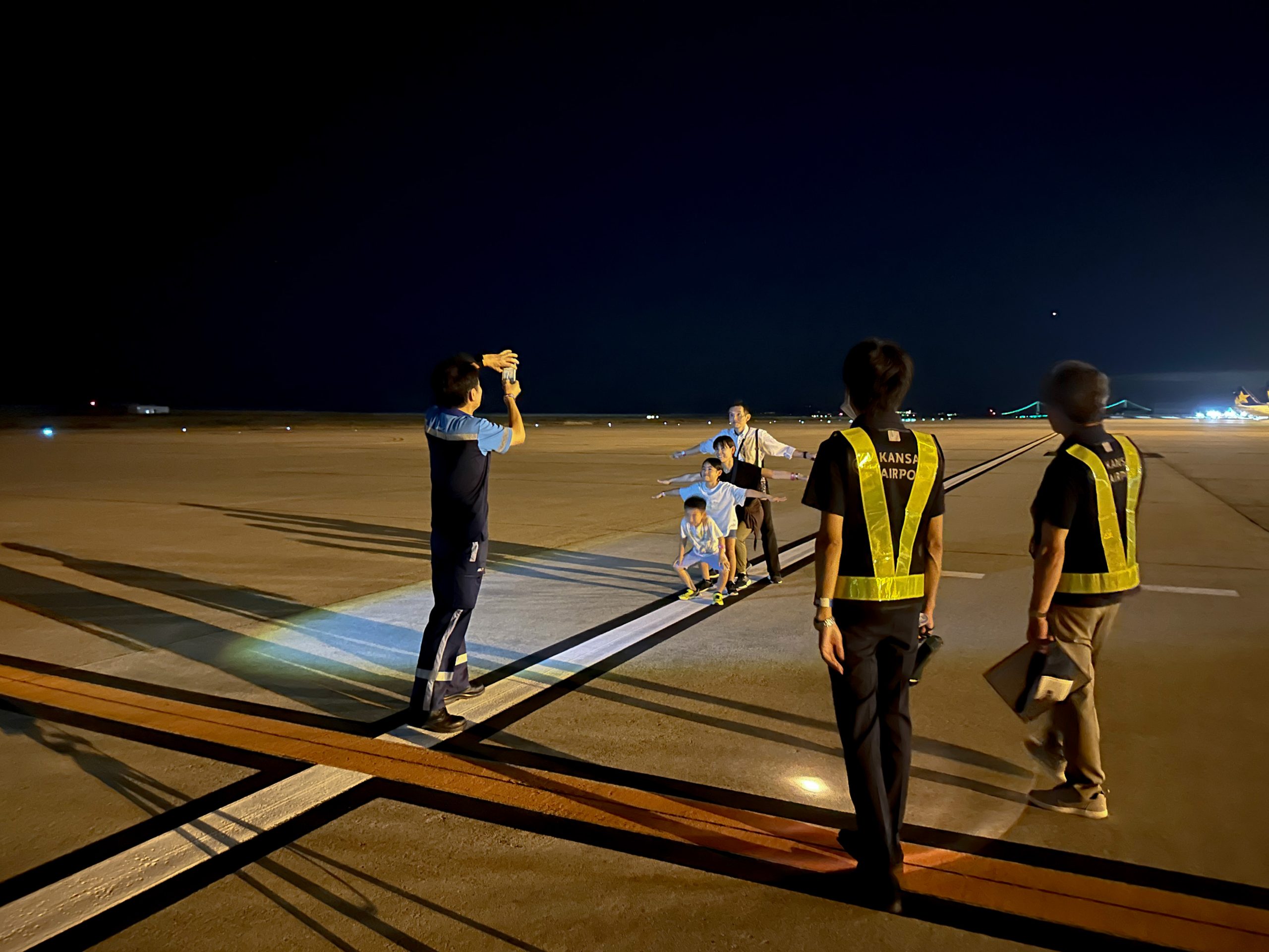 毎年夏に開催している「滑走路ナイトウォークツアー」／The Runway Night Walk Tour held every summer