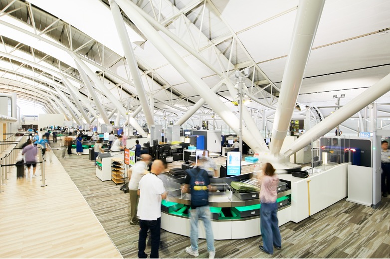 関西国際空港 第1ターミナルビルの保安検査場の写真／Photo of the security checkpoint in the Kansai International Airport Terminal 1 Building
