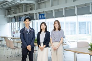 関西国際空港 第2ターミナル（国内線）の待合エリアに並んで立つU.Rさん、S.Mさん、H.Eさん