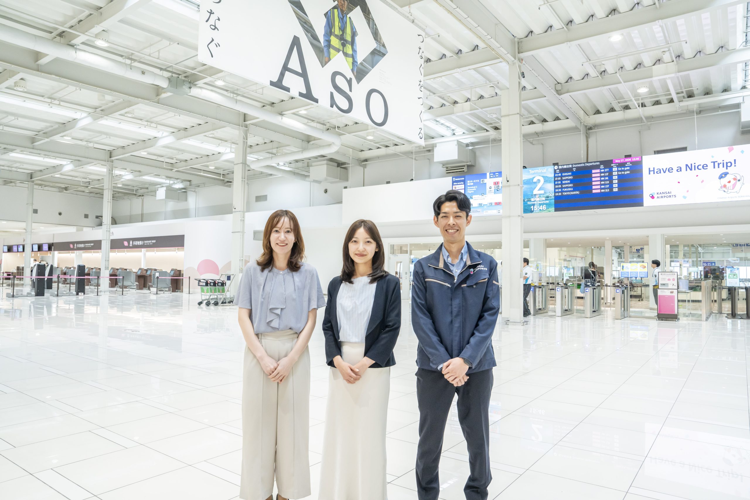 関西国際空港 第2ターミナル（国内線）の待合エリアに並んで立つU.Rさん、S.Mさん、H.Eさん ／Peach Aviation Ltd.'s H.E, Kansai Airports Group's S.M, and U.R standing in the renewed Kansai International Airport Terminal 2 (Domestic)