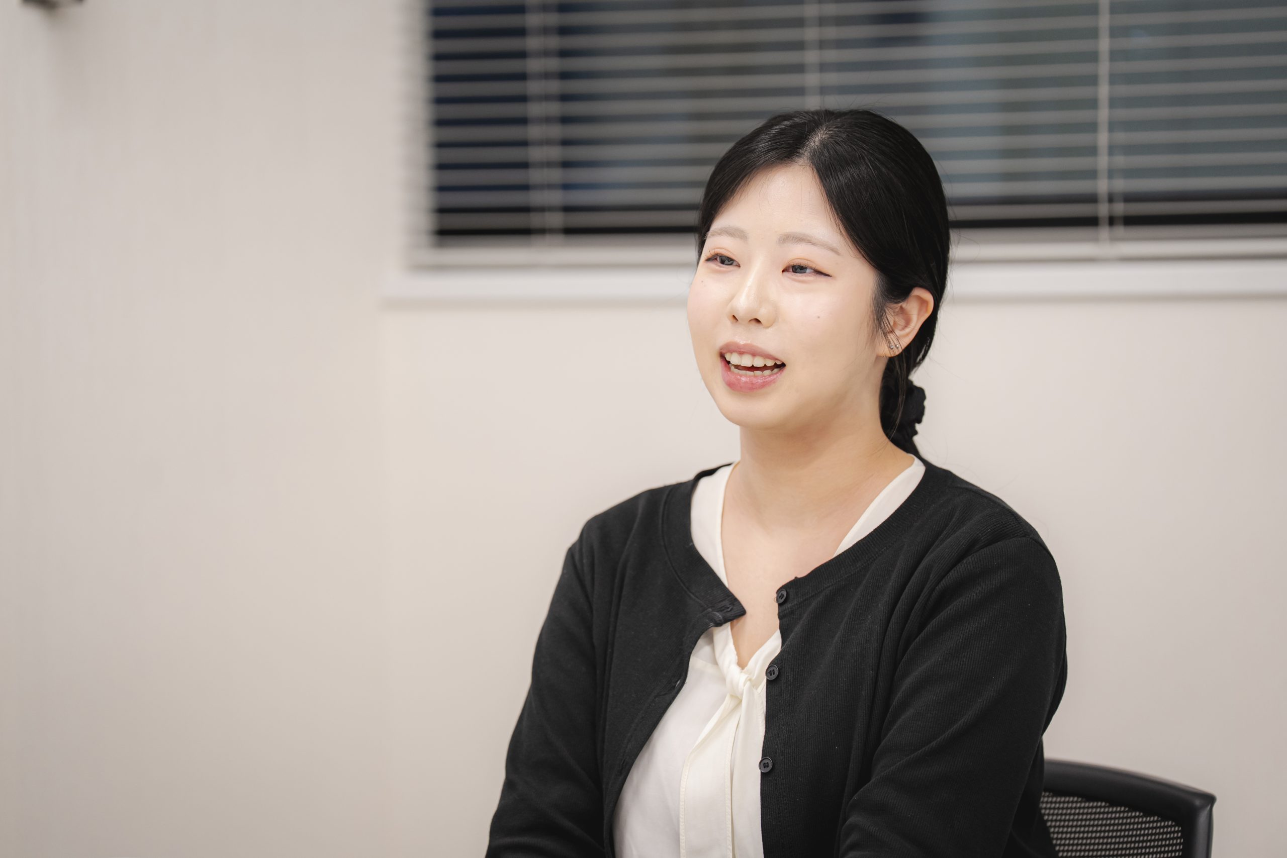 商品選定のポイントについて話すT.Tさん／T.T, talking about tips for selecting merchandises