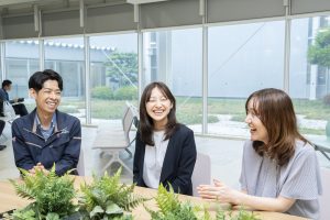 談笑するU.Rさん、S.Mさん、H.Eさん