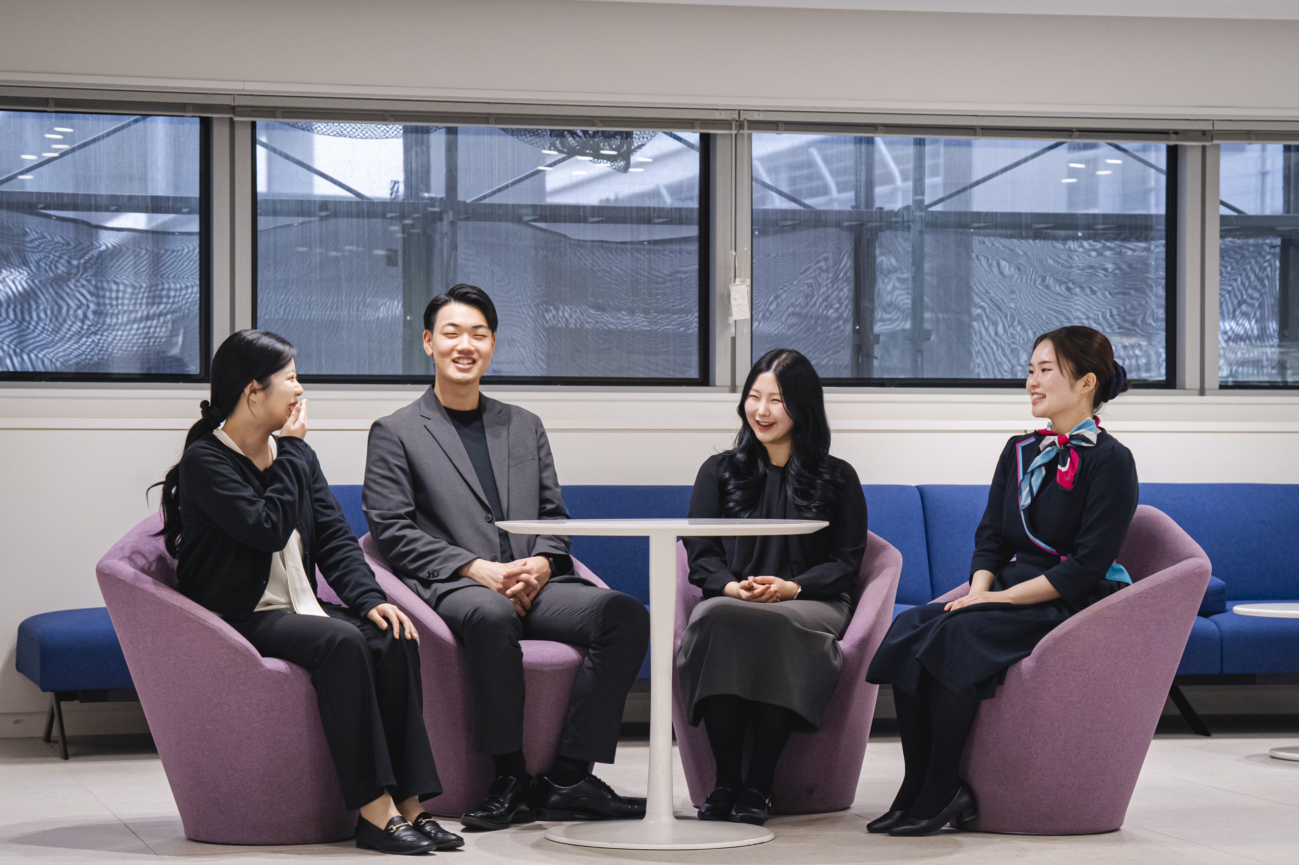 椅子に座って話すT.Tさん、K.Yさん、J.Kさん、F.Mさん／T.T, K.Y, J.K and F.M in their chairs