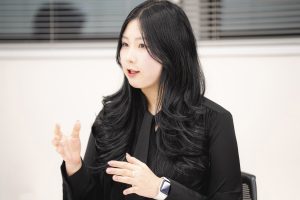 社内の制度について話すJ.Kさん／J.K. talking about the company's policies