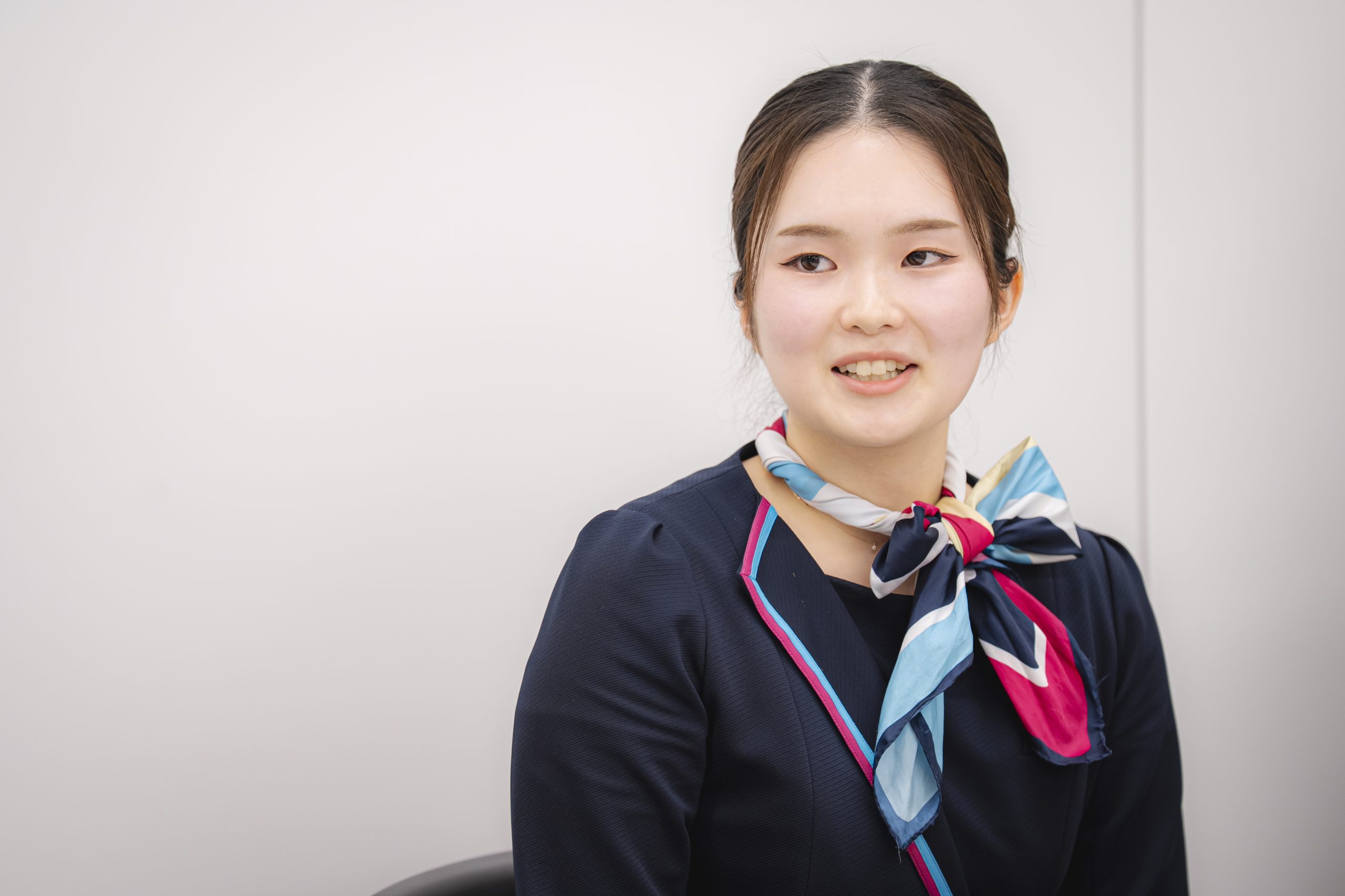 お客さまの紛失物対応について話すF.Mさん／F.M, talking about customers’ lost-and-found items