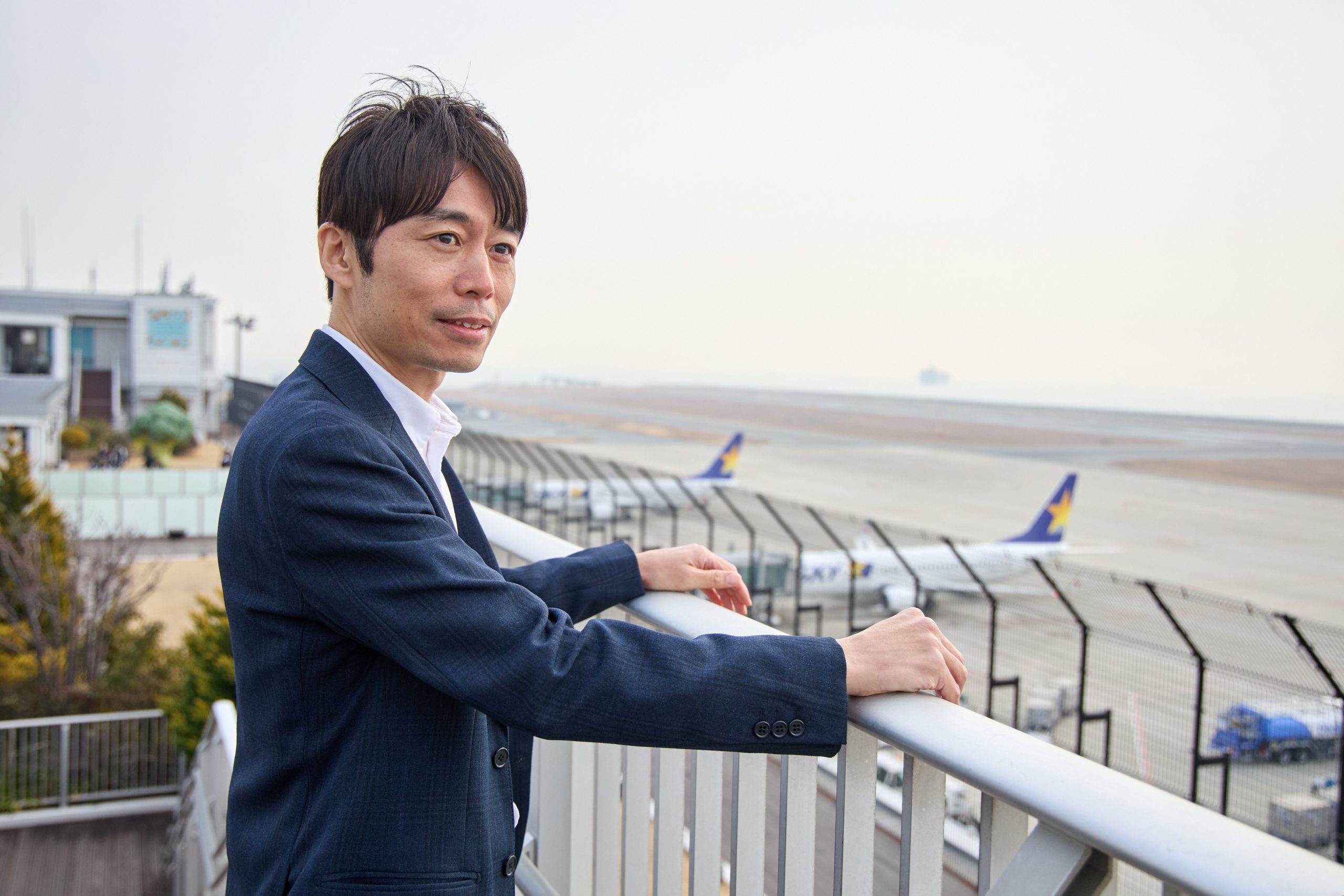 空港を眺めるW.Nさん／Mr W.N. gazing at the airport