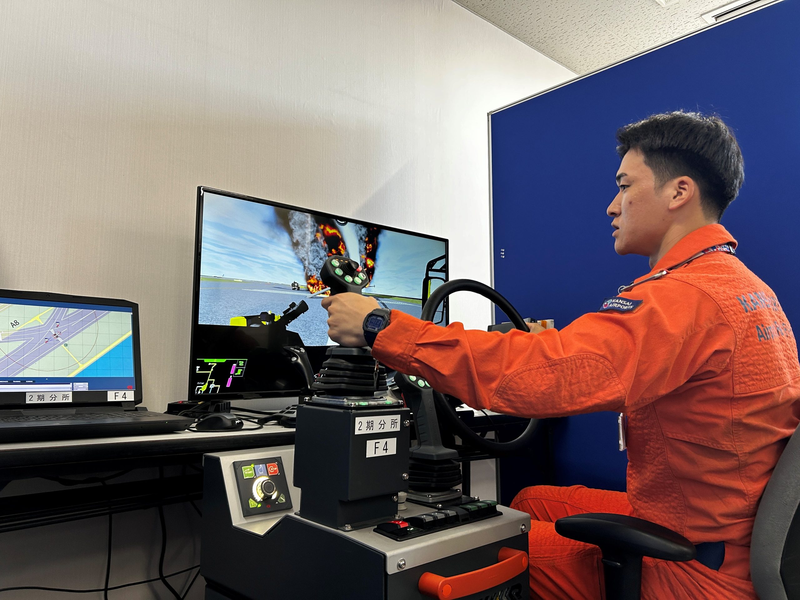 空港用化学消防車のシミュレーション機械／Photo of an airport chemical fire engine simulator