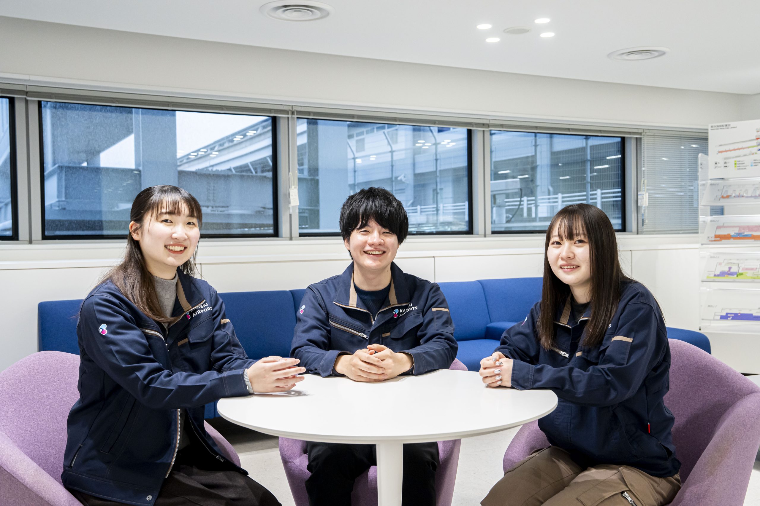 椅子に座って話すI.Hさん、Y.Yさん、K.Sさん／I.H., Y.Y., and K.S. sitting in chairs and talking