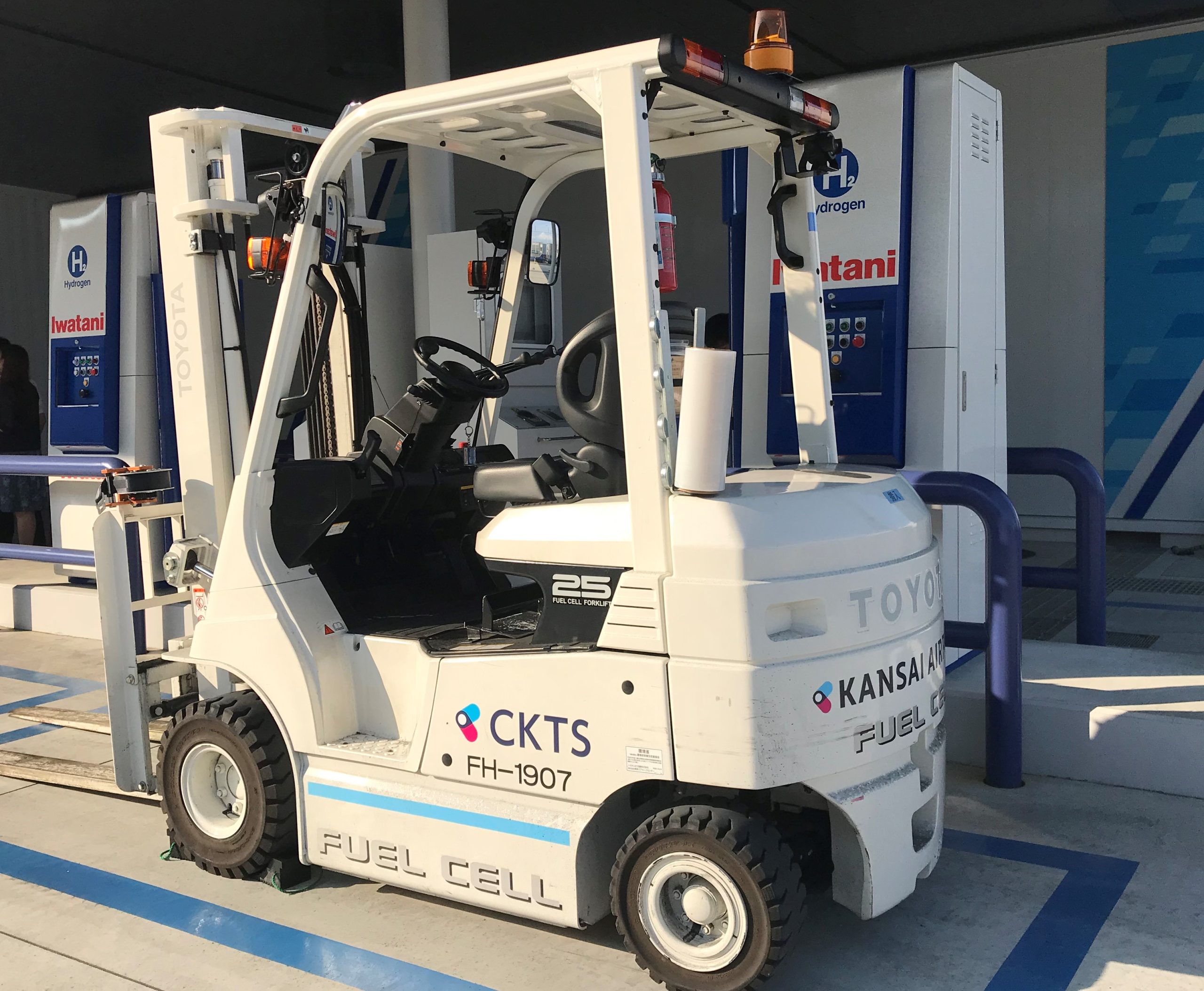 水素エネルギーで動く燃料電池フォークリフトの写真／Photo of a hydrogen-powered fuel cell forklift