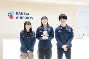 並んで立つK.Sさん、I.Hさん、Y.Yさん/K.S., I.H., and Y.Y. standing side by side