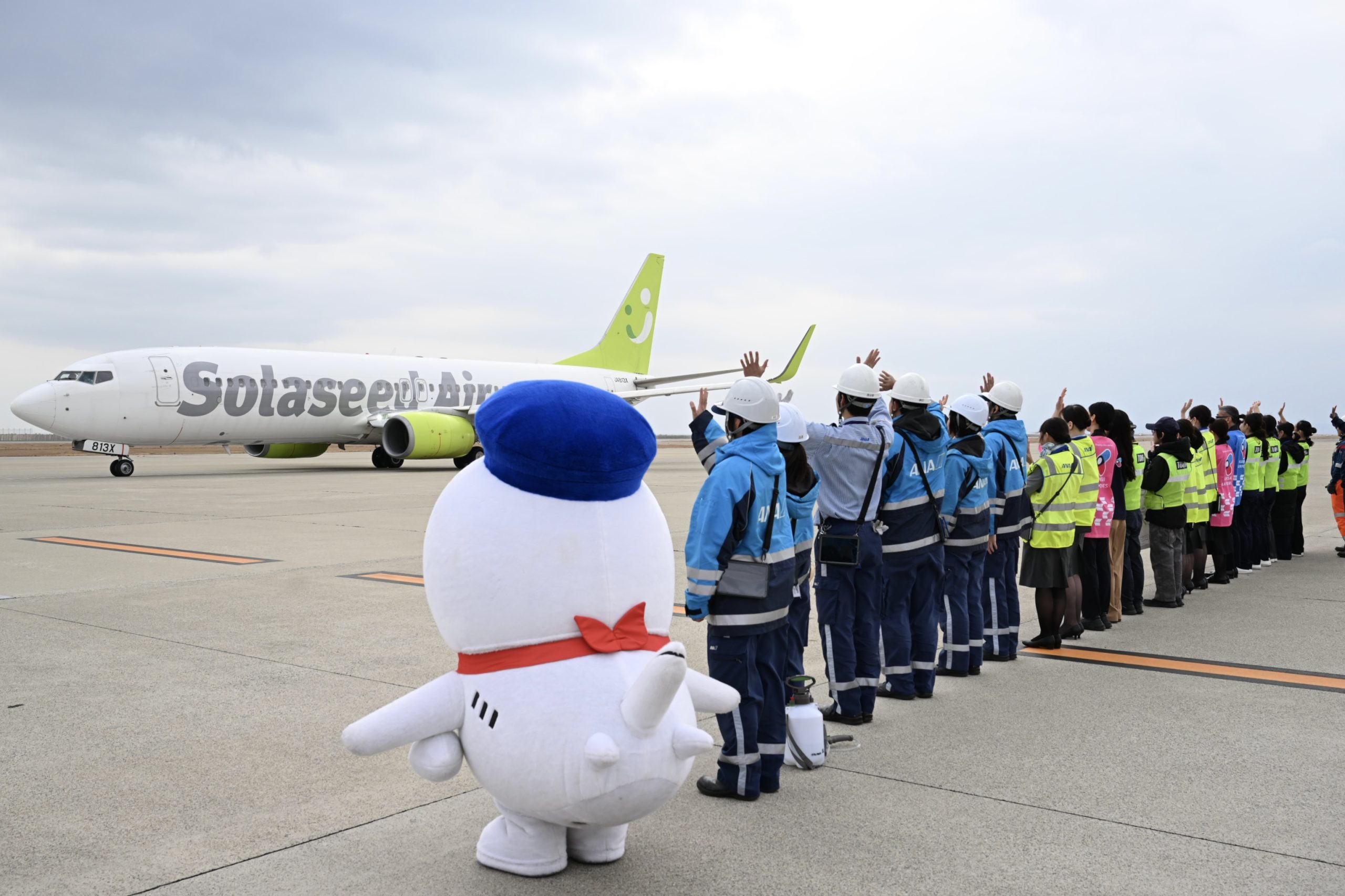 航空会社や空港スタッフによるお見送り／See-offs by airline and airport staff