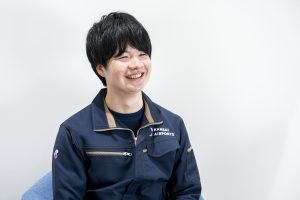 シンガポール出張について話すY.Yさん/Y.Y. talking about her business trip to Singapore